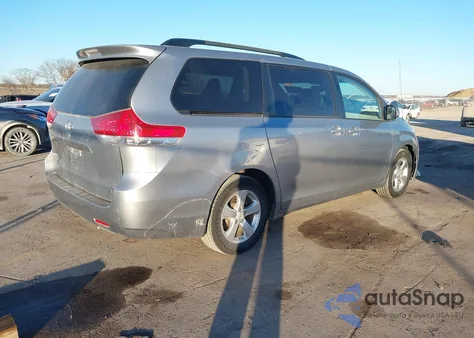 2012 Toyota Sienna Le V6 8 Passenger z USA, uszkodzony, nr VIN 5TDKK3DC3CS209260